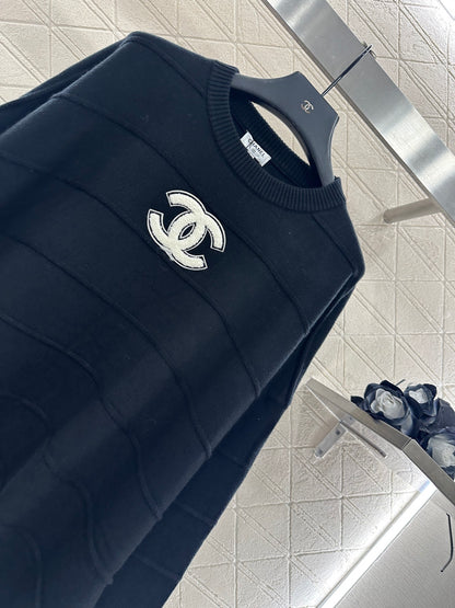 C 25 Lettering knitted top and trousers set