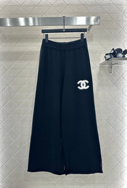 C 25 Lettering knitted top and trousers set