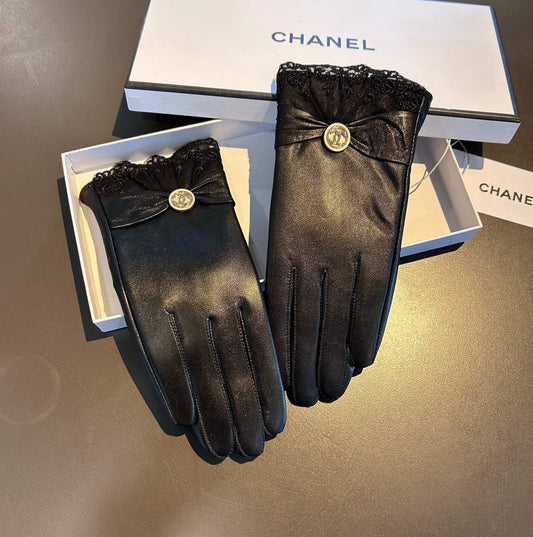 C 25 Lace-trimmed sheepskin gloves