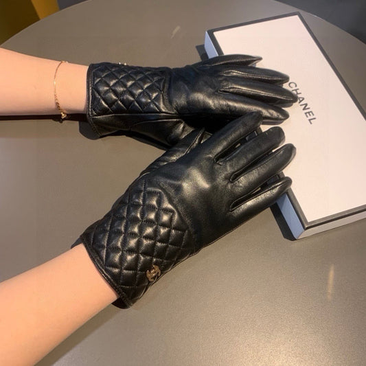 C 25 Diamond-patterned sheepskin gloves