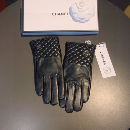 C 25 Diamond-patterned sheepskin gloves