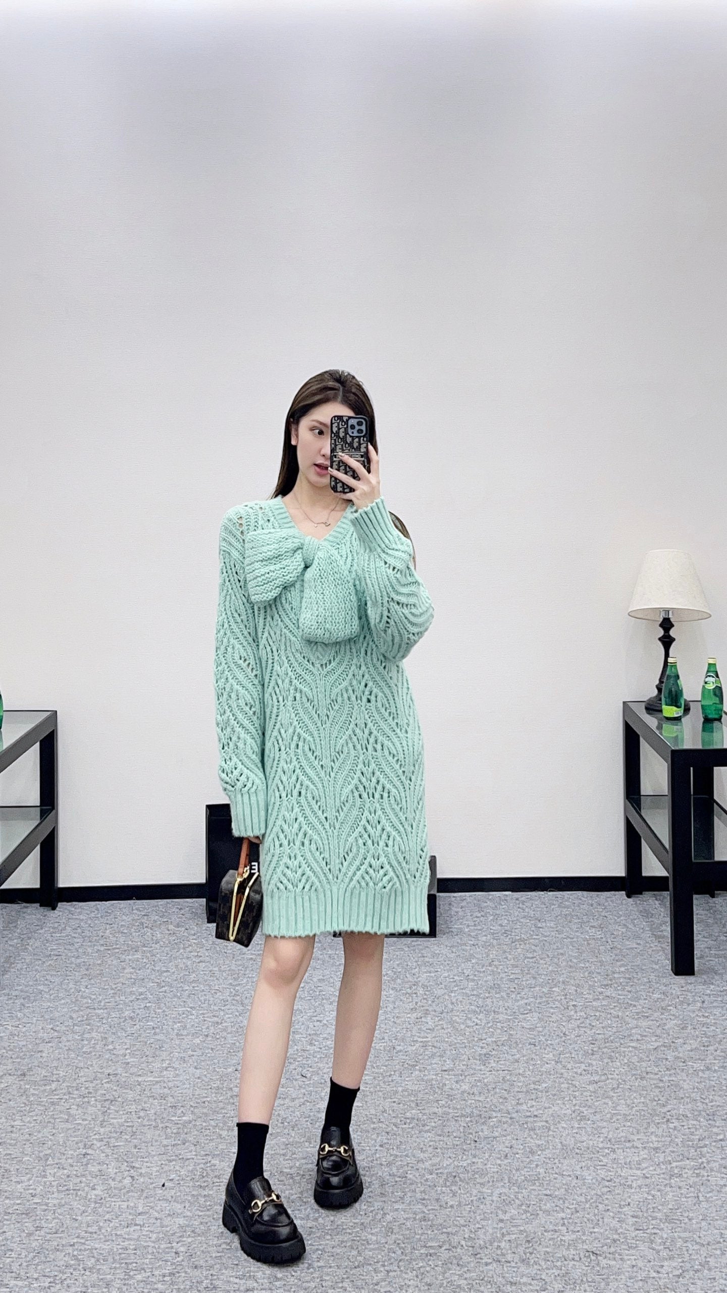 C 25 Bow-knitted openwork skirt and sweater
