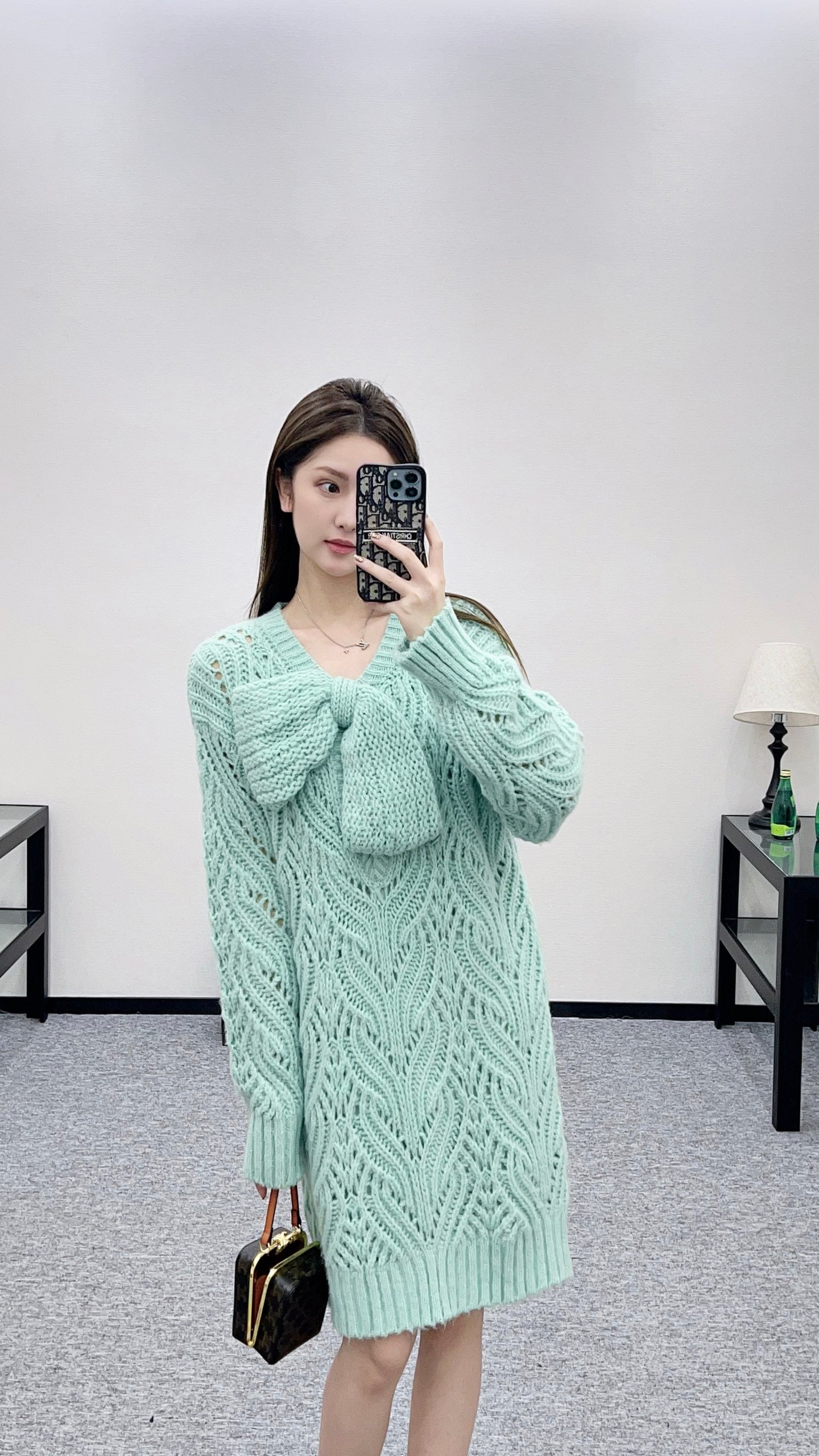 C 25 Bow-knitted openwork skirt and sweater
