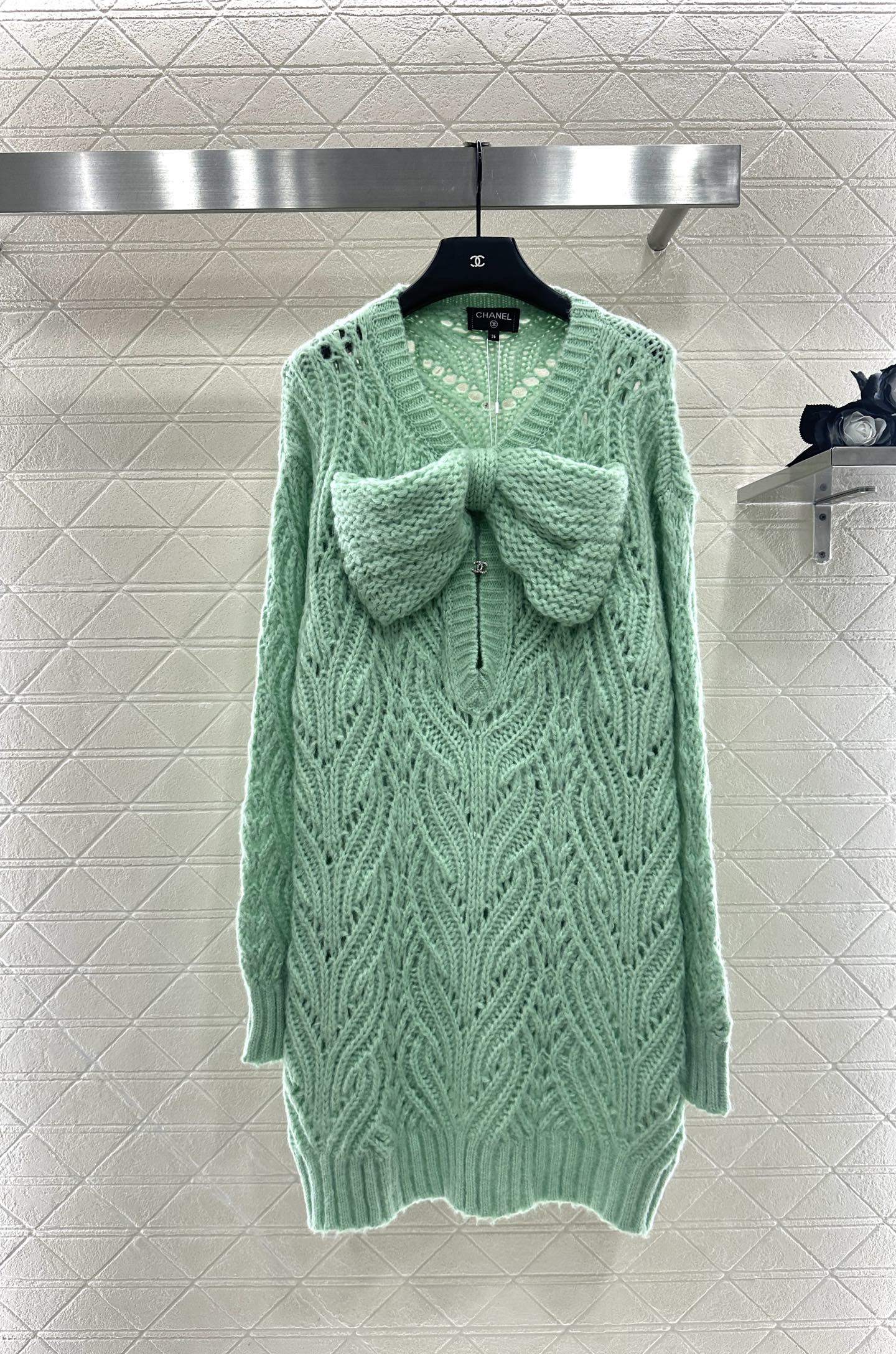 C 25 Bow-knitted openwork skirt and sweater