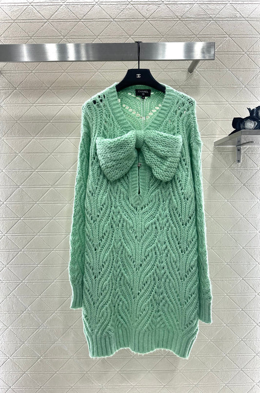 C 25 Bow-knitted openwork skirt and sweater