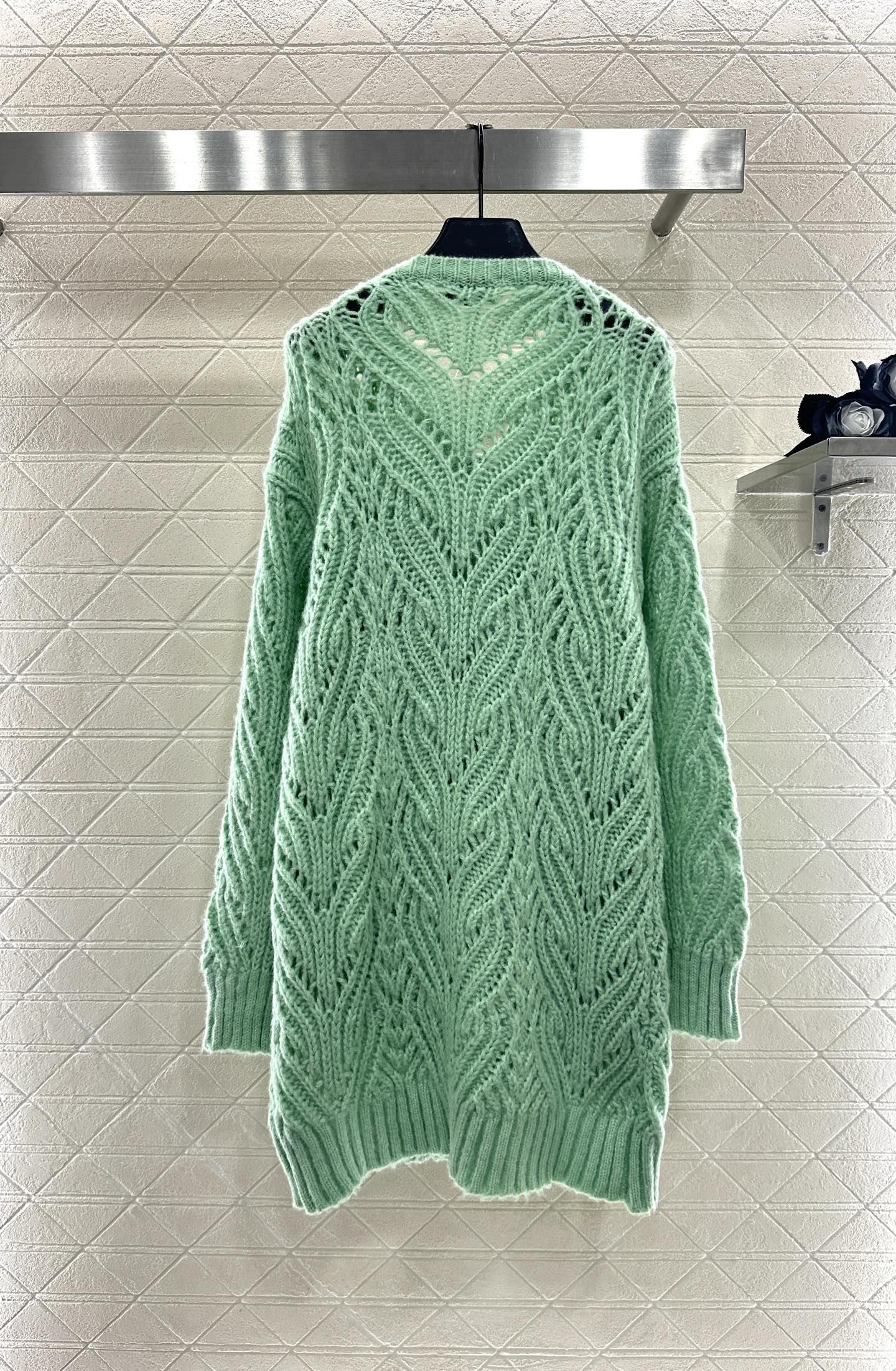 C 25 Bow-knitted openwork skirt and sweater