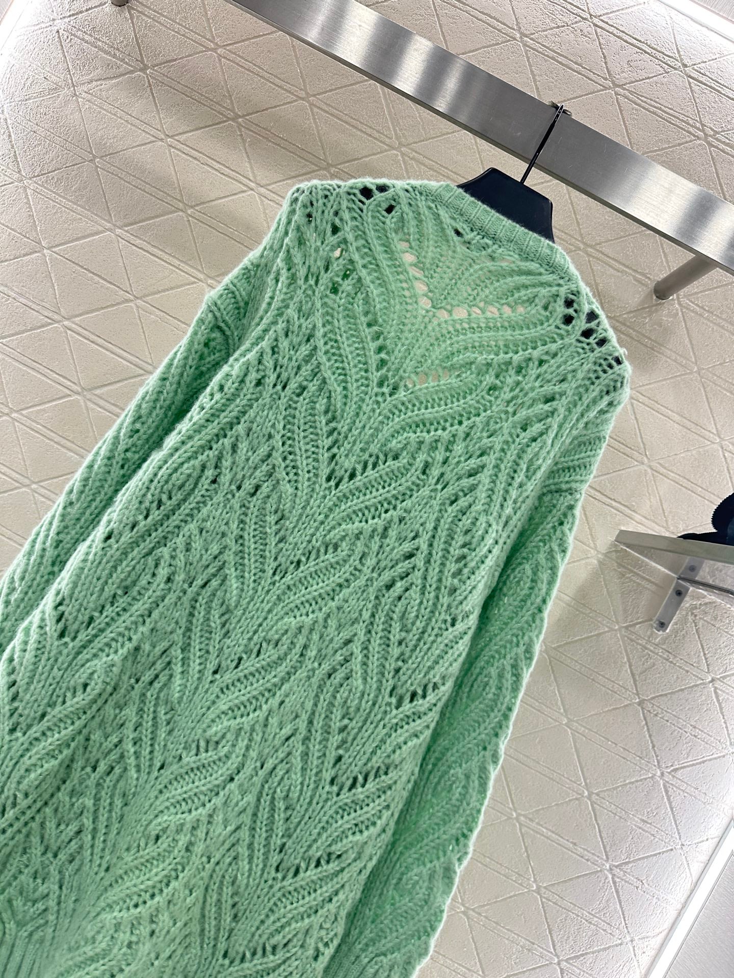 C 25 Bow-knitted openwork skirt and sweater