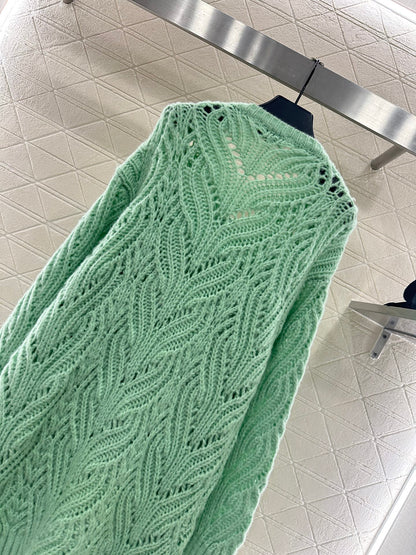 C 25 Bow-knitted openwork skirt and sweater