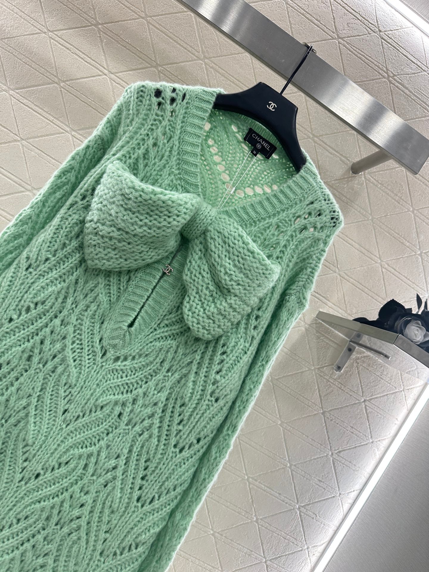 C 25 Bow-knitted openwork skirt and sweater