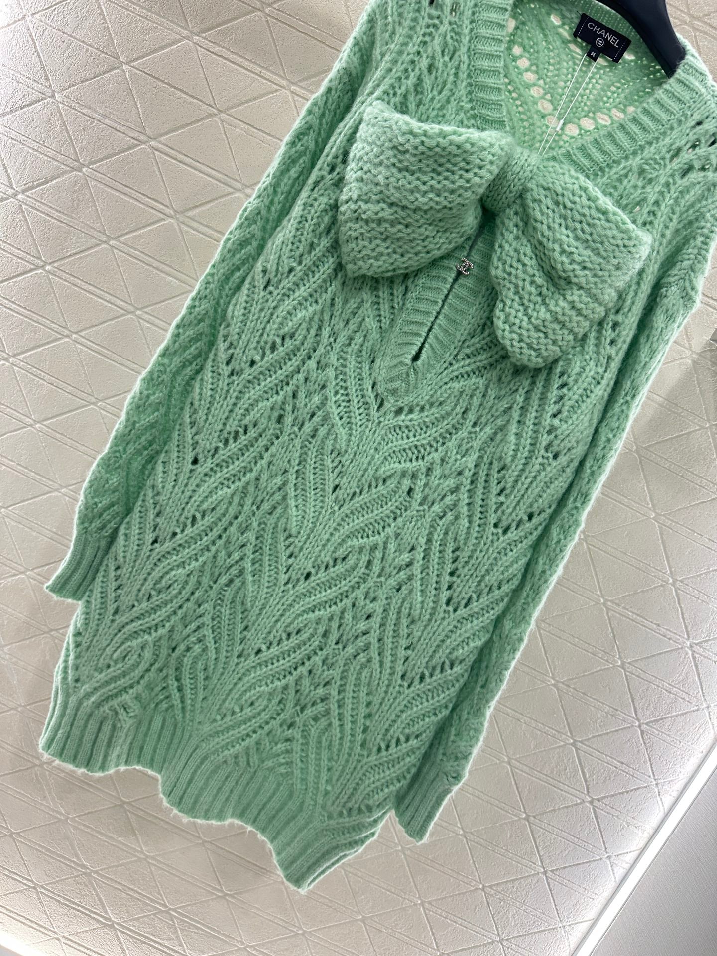C 25 Bow-knitted openwork skirt and sweater