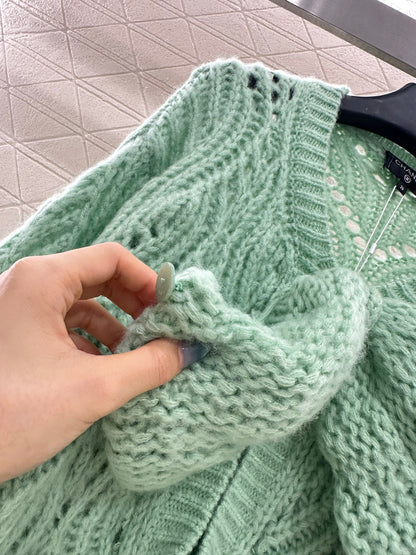 C 25 Bow-knitted openwork skirt and sweater
