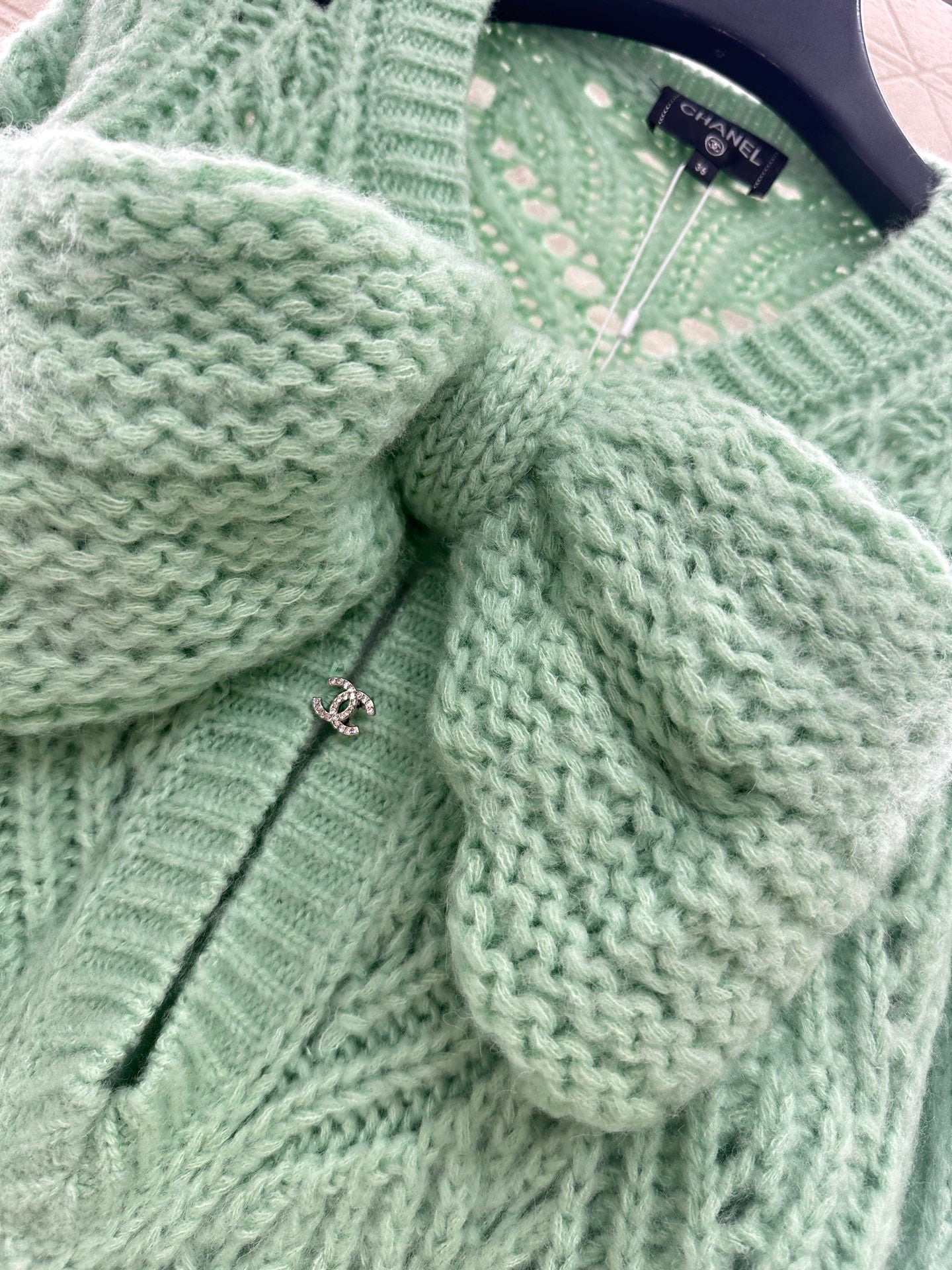 C 25 Bow-knitted openwork skirt and sweater
