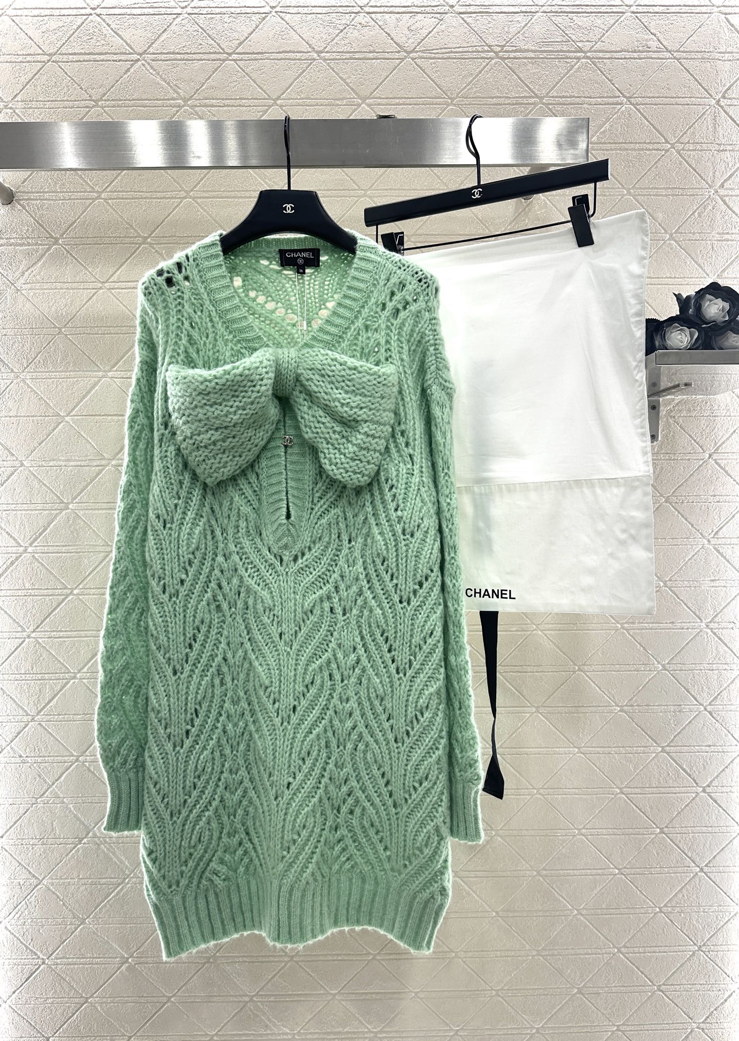C 25 Bow-knitted openwork skirt and sweater