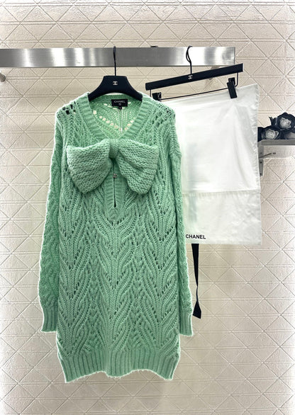 C 25 Bow-knitted openwork skirt and sweater