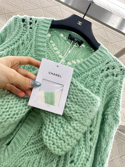 C 25 Bow-knitted openwork skirt and sweater