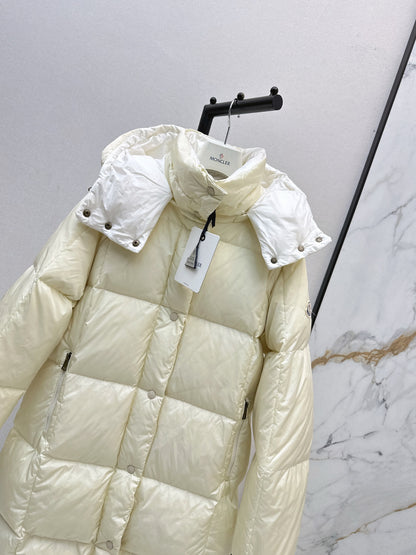 Mon 25 mid-length down jacket with hood and sleeve badge（BEIGI/BLACK）