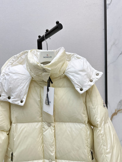 Mon 25 mid-length down jacket with hood and sleeve badge（BEIGI/BLACK）