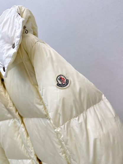 Mon 25 mid-length down jacket with hood and sleeve badge（BEIGI/BLACK）