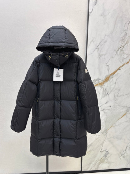 Mon 25 mid-length down jacket with hood and sleeve badge（BEIGI/BLACK）