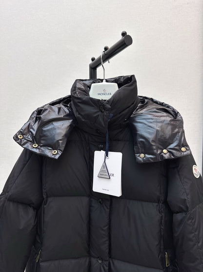 Mon 25 mid-length down jacket with hood and sleeve badge（BEIGI/BLACK）