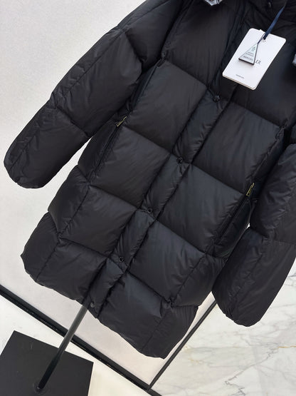 Mon 25 mid-length down jacket with hood and sleeve badge（BEIGI/BLACK）