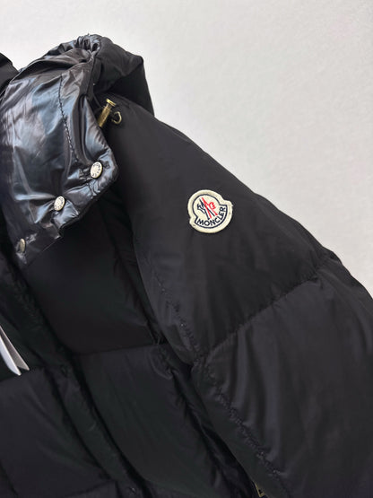 Mon 25 mid-length down jacket with hood and sleeve badge（BEIGI/BLACK）