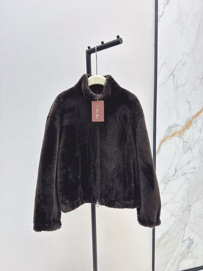 Lor 25 Fur coat with high collar