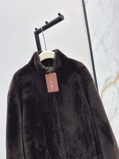Lor 25 Fur coat with high collar