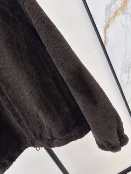 Lor 25 Fur coat with high collar
