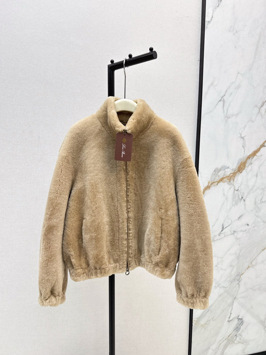 Lor 25 Fur coat with high collar