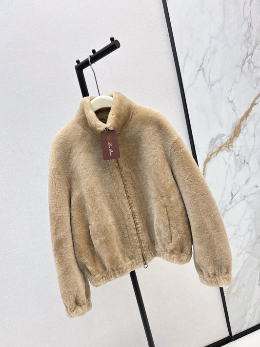Lor 25 Fur coat with high collar