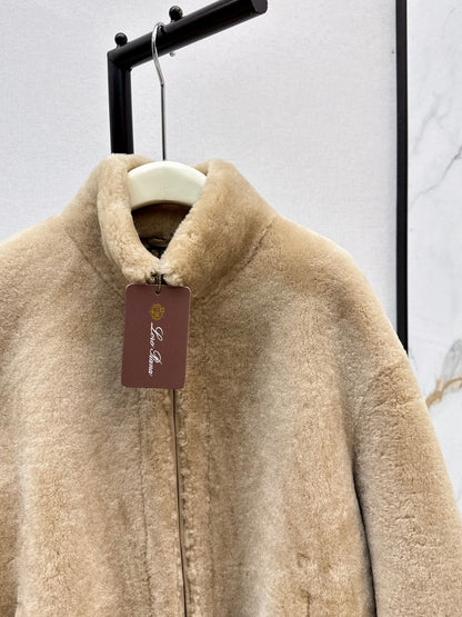 Lor 25 Fur coat with high collar