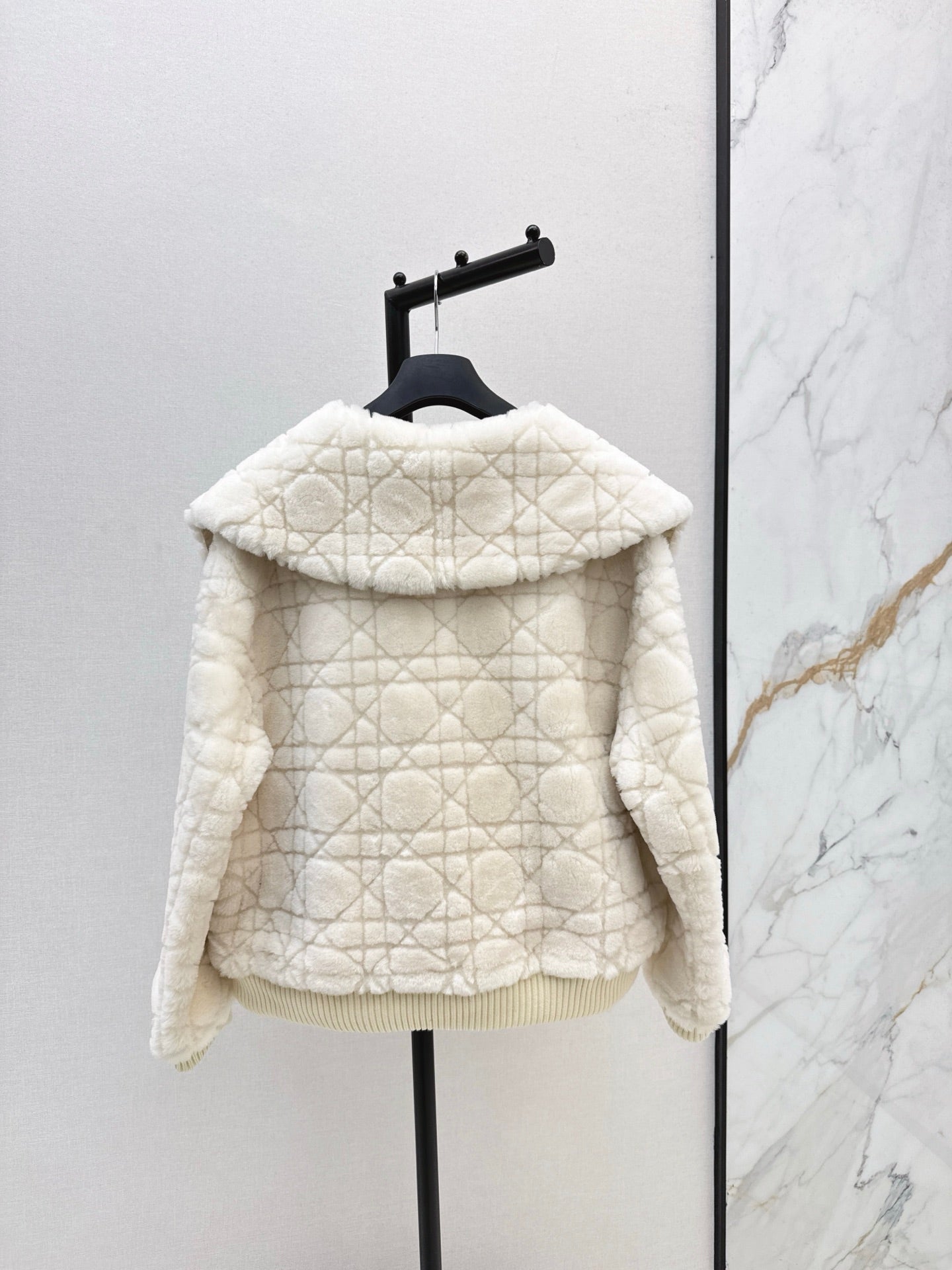 Di 25 Check fur coat with large lapels