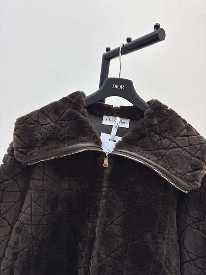 Di 25 Check fur coat with large lapels