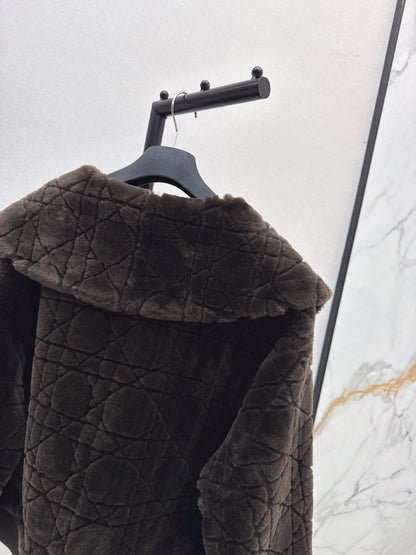 Di 25 Check fur coat with large lapels