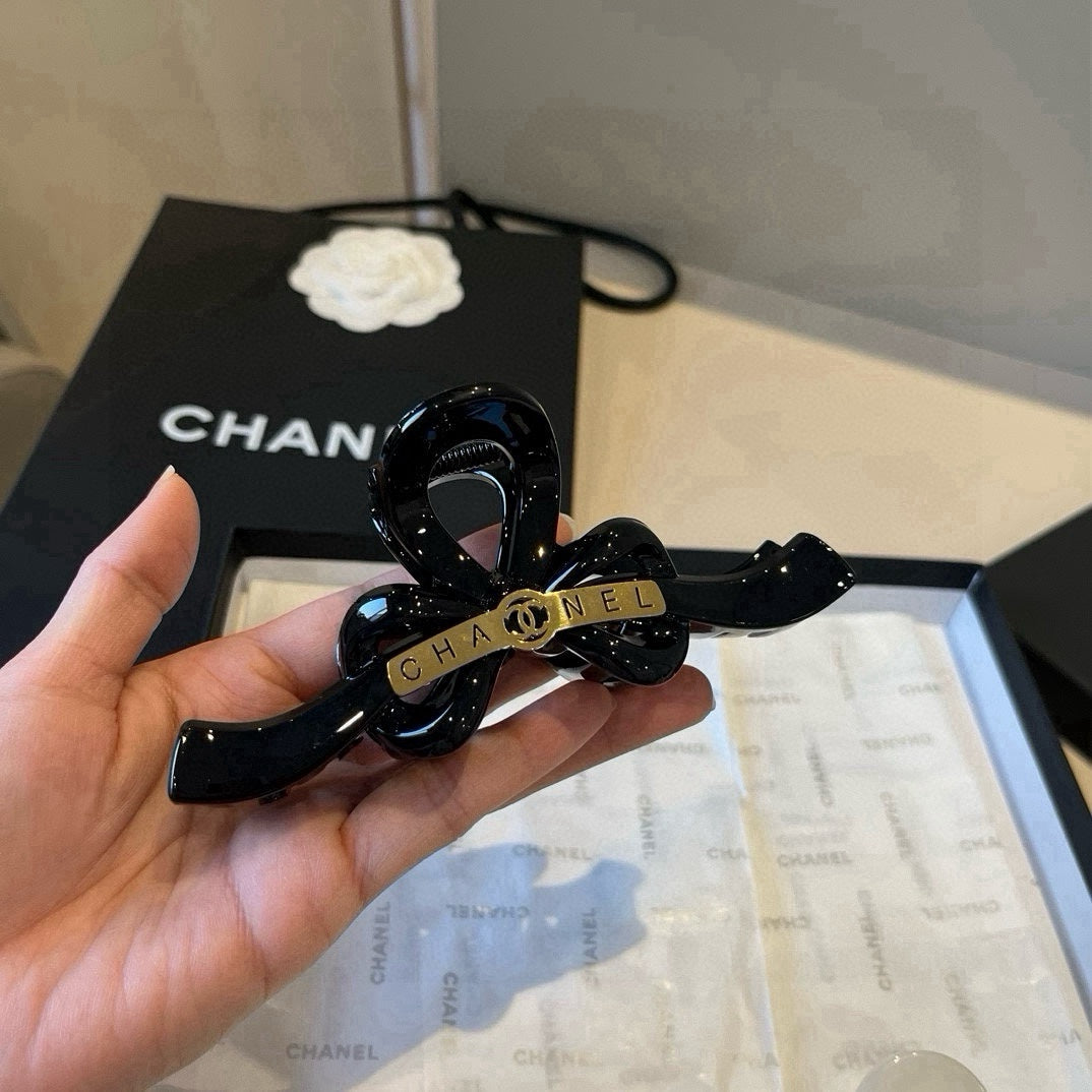 C 25 shark hair clip