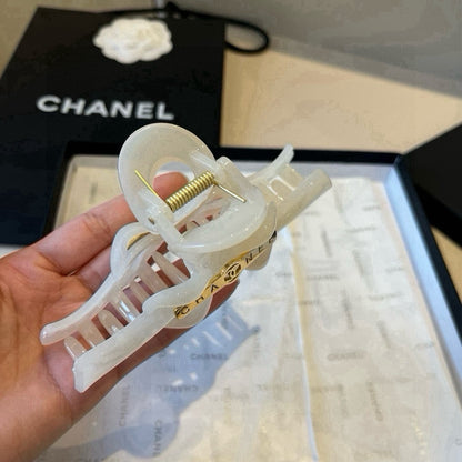 C 25 shark hair clip