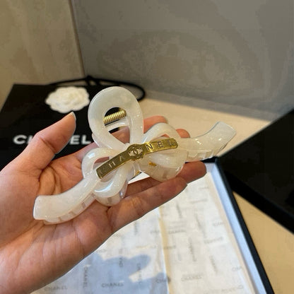 C 25 shark hair clip