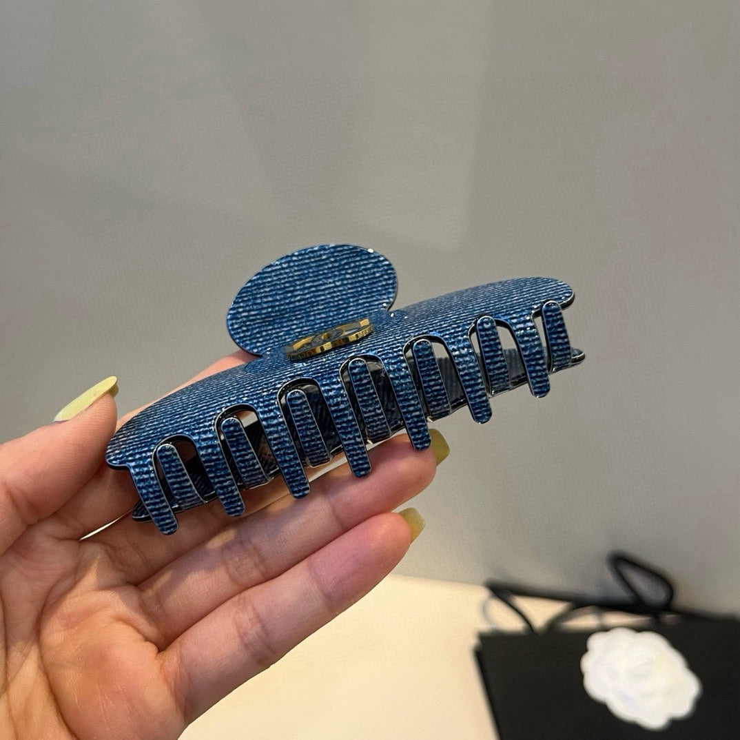C 25 Blue hairpin