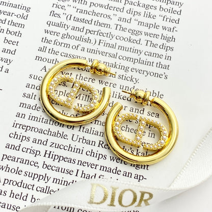 Di 25 round logo earrings