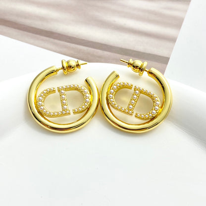 Di 25 round logo earrings