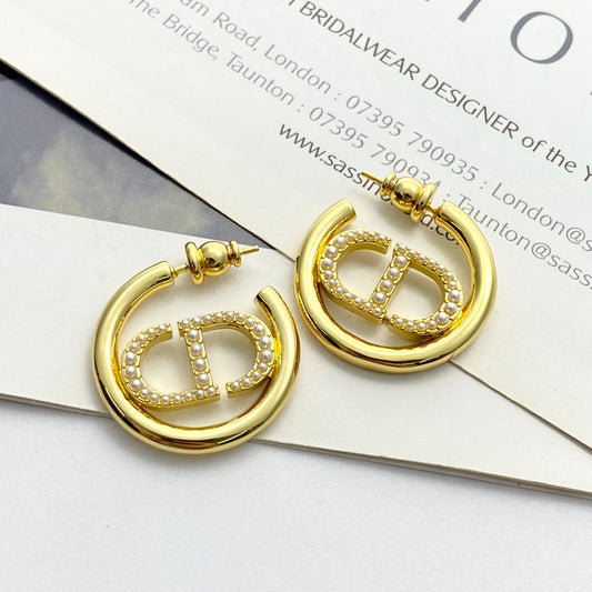 Di 25 round logo earrings