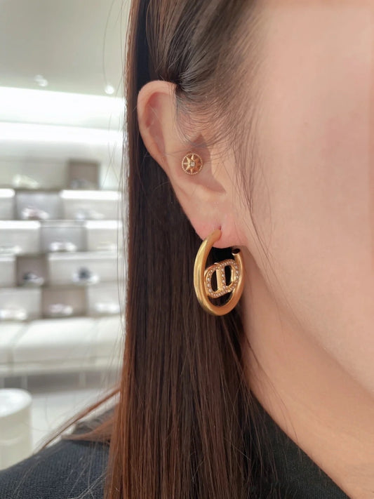 Di 25 round logo earrings
