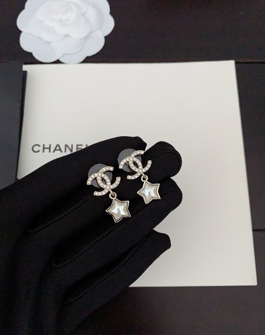 C 25 White Pearl Five-pointed Star Earrings