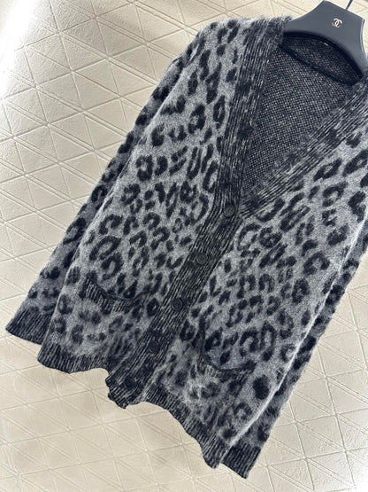 25 Leopard-print pocket knitted cardigan