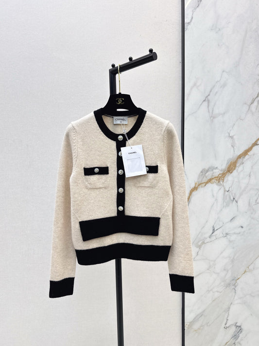 C 25 Round neck multi-pocket cashmere sweater