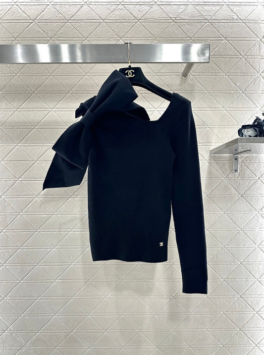 C 25 One-sleeved bow-knit wool top