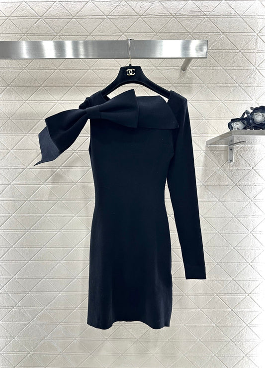 C 25 One-sleeve bow-knit wool dress