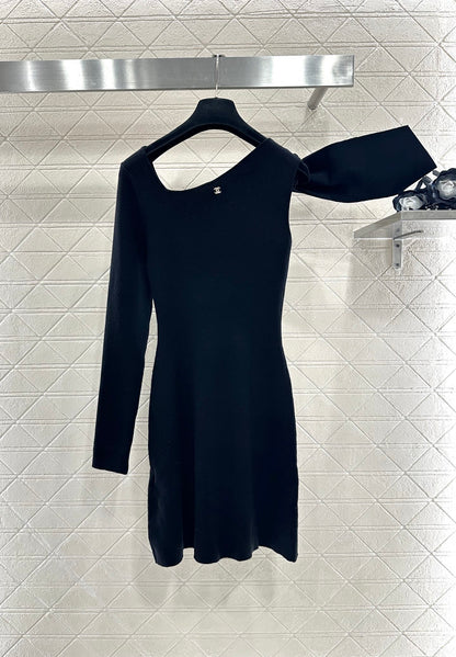 C 25 One-sleeve bow-knit wool dress