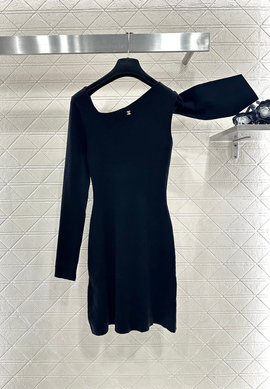 C 25 One-sleeve bow-knit wool dress
